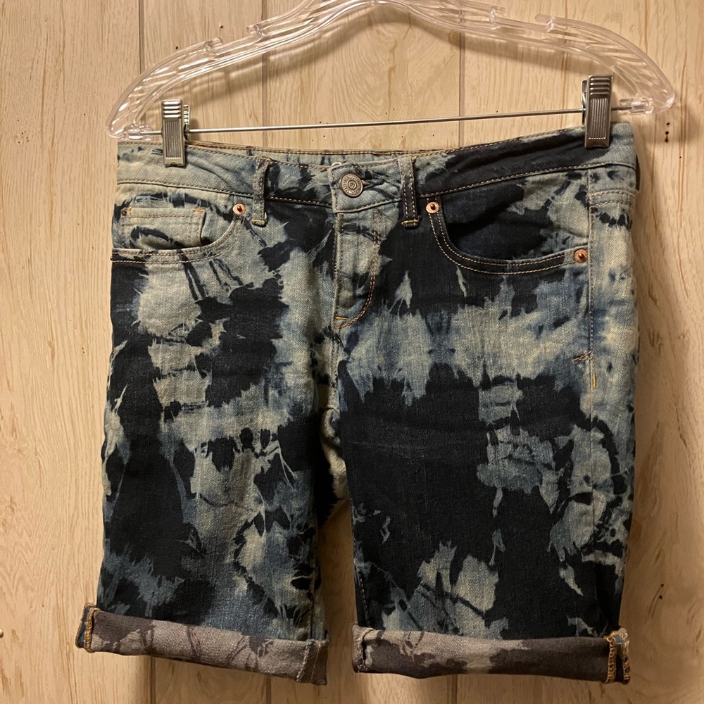 𝅺aeropostale Reverse bleach tie dye Bermuda stretch jean shorts size 4